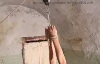 الشباب في سن المراهقة مع الثدي الصغيرة تظهر قبالة بوسها الرطب.