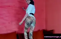 امرأة سمراء مع الأقواس يلعب مع العضو التناسلي النسوي لها الرطب.