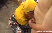 يتم قصف الماسة السوداء بقوة بواسطة قضيب كبير مثير.