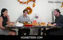 رياضي شاب رشيق ومرن وقابل للتمدد ويتمتع بمهارات مرونة مثيرة للإعجاب.