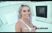 يمارس الجنس مع فتاة بينما يشاهدها أصدقاؤها.