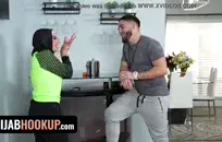 مجموعة من الفتيات المثيرات يمارسن الجنس مثل الأرانب في الجامعة