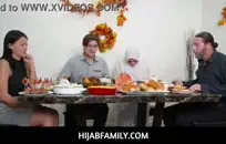 مثير فتاة سمراء يعطي بعض مثير وشقي الرأس.