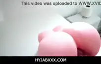 سخيف في غرفة فندق مع 2 من الديكة الكبيرة.