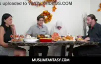 قرنية في سن المراهقة في المطبخ يحصل الضرب بجد