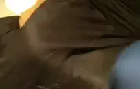 لاتينا كانا يجب أن تتبول، لكن سراويلها الداخلية كانت ضيقة جدًا بحيث لا يمكن سحبها للأسفل، لذلك كانت تضخ العصير الساخن على نفسها.