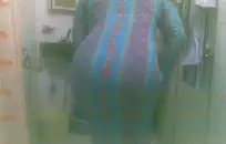 يتم القبض على فتاة الحمار الساخنة من قبل صديقها بسبب حصولها على بعض المرح السيئ مع رجل، لذلك قرر تعويضها عن طريق دفع قضيبه أسفل حلقها حتى تبتلع ثم يطلق النار على وجهها