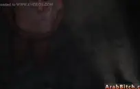 فتاة قذرة تحب اللعب مع قطتها الصغيرة بينما لديها هوس بالتبول.