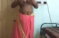 يتزوج الزوجان أمام جيرانهم.