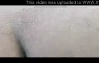 رجل وسيم يلعب ويلعب مع سرواله.