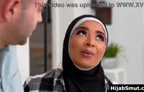 ناضجة وقحة في النظارات تمتص الديك ضخمة وتحصل مارس الجنس.