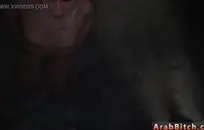 لطيف فتاة صينية يعطي له اللسان.