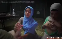 الزوجة في الكعب العالي الوردي وجوارب طويلة.