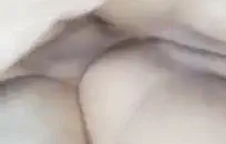 الكلبة الساخنة سوف تفعل أي شيء من أجل المال النقدي.