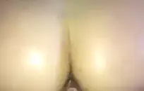 ميلاني مونرو اللعينة تمتص الديك أمام الكاميرا.