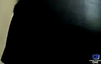 امرأة مسنة تحصل على قصفت من قبل الديك