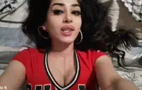 فتاة الساخنة مع ضخمة الثدي تمتص والملاعين في مكان عام.