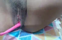 تحقق من وجه تلك الفتاة المثيرة وهي تخنق قضيبها