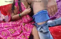 الاستمناء مع اثنين من قضبان اصطناعية وسدادة النشوة الجنسية.