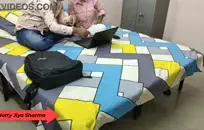 شخ ونائب الرئيس على السرير.