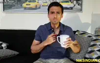 فتاة نردي ومثير في طماق حمراء.