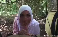 تلعب الصديقات مع بعضهن البعض في الصباح.