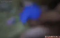 فتاة قرنية في سن المراهقة مع كس الرطب وعينان مثير.