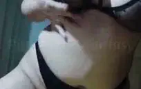 استمناء مع سراويل صديقتي على السرير.