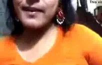 مص ديك في السيارة على الطريق السريع.