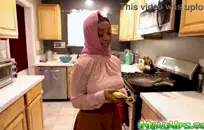 يمارس الجنس مع أخي بينما والديه في المنزل.