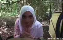 وكان مهبلها يقطر بالعصائر الجنسية.