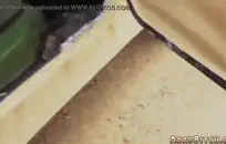 امرأة سمراء الساخنة في السراويل الساخنة واستمنى الكعب العالي.