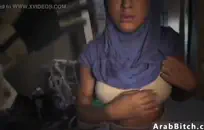 المشاغب فتاة جامعية الهزات في الغرفة.