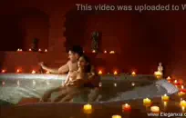 ذكر منفرد الاستمناء بعقب المكونات في مؤخرته.