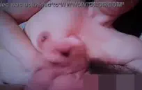 امرأة سمراء مثير في جوارب عالية الفخذ اللعب مع بوسها.