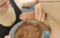 سخيف صديقي بينما أمي نائمة.