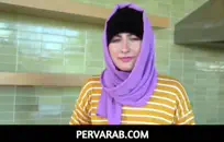 فتاة صغيرة الملاعين لها fleshlight مع بوسها.