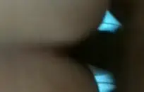 هواة امرأة سمراء مع كبير الثدي مص و سخيف في غرفة المعيشة.