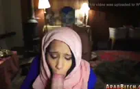 وظيفة القدم النايلون في الحديقة. نائب الرئيس في جواربي مع قدمي على السرير.