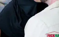 فتاة كبيرة الثدي تمتص والملاعين من أجل المال مع جارتها.