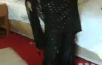 الشباب ديك أسود تمتص الديك الأبيض الكبير.