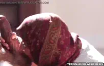 زوجان من الفتيات الصغيرات السمينات يمارسن الجنس في غرفة الفندق.