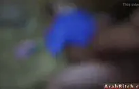 تلعب الأم الساخنة معها ضخمة الثدي.